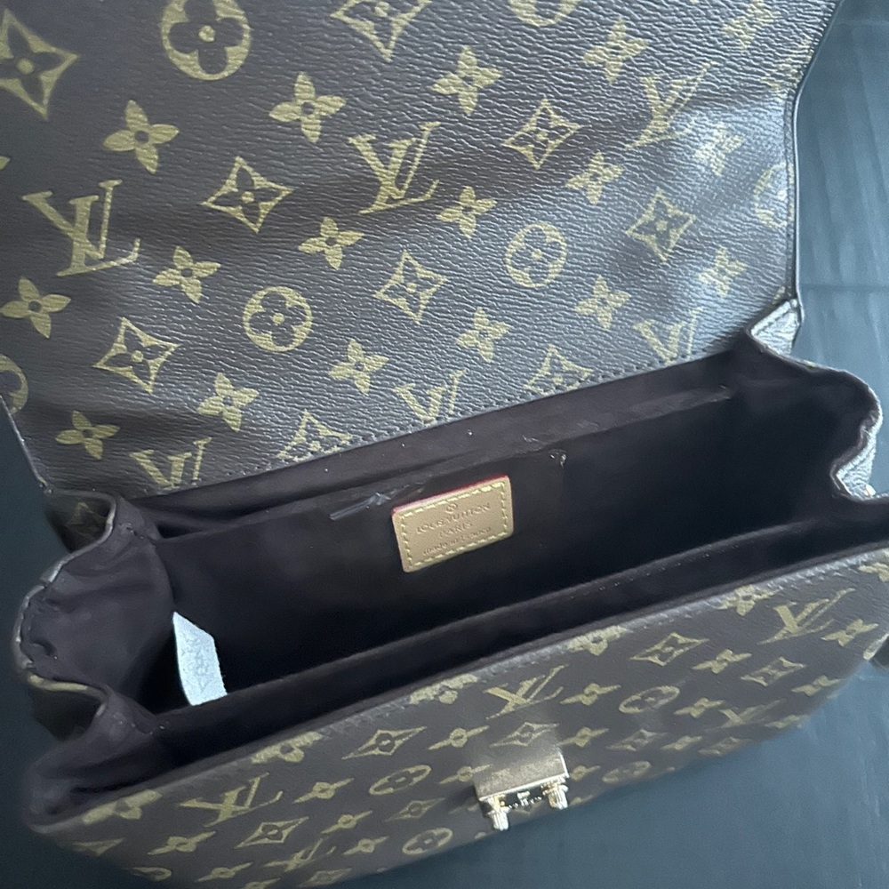 Elegant Designer Monogram Messenger Bag in Brown - Picture 4 of 4